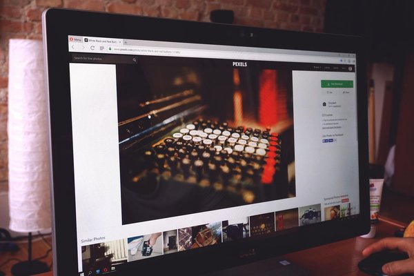 What are the best practices for optimizing SQL query performance in a MySQL database?